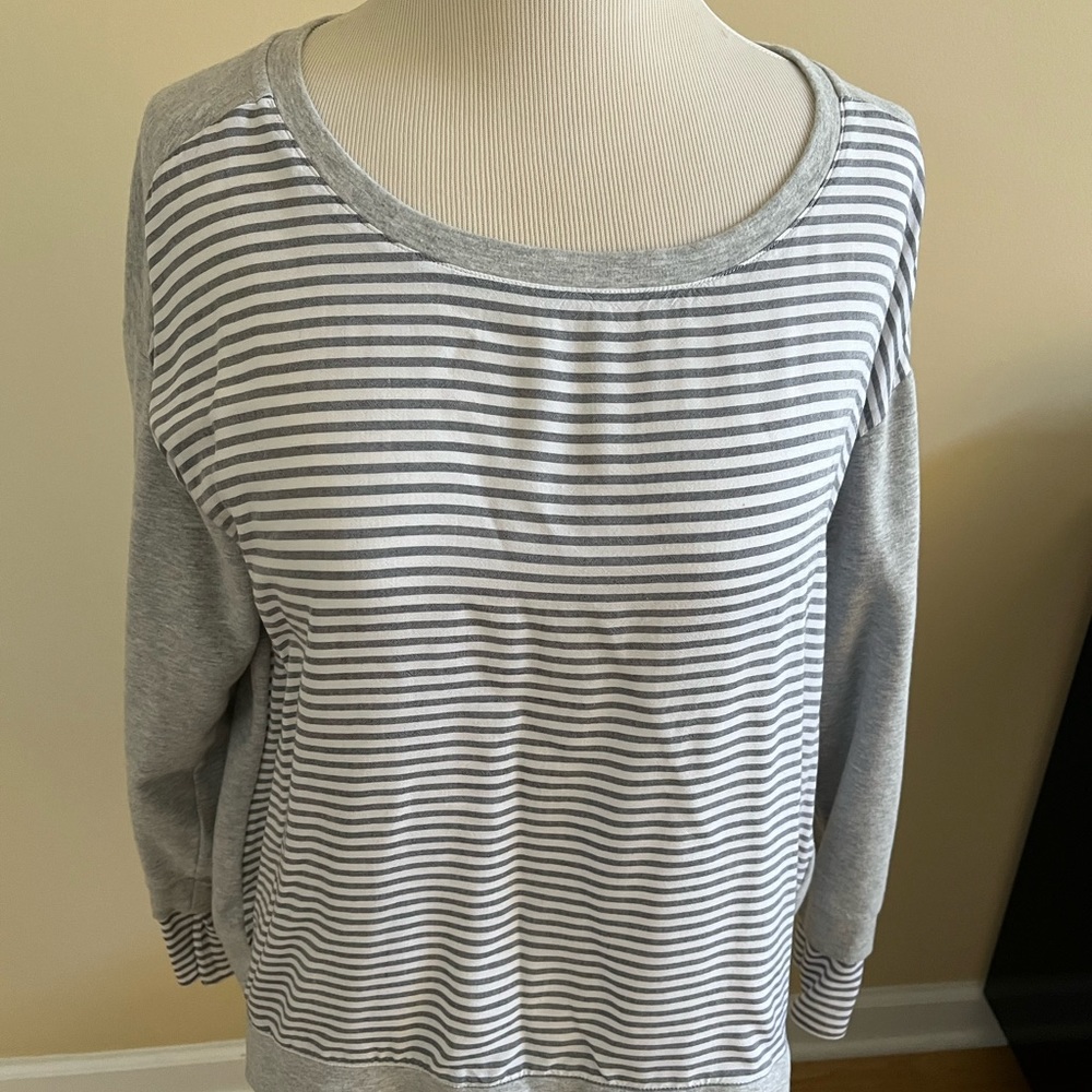 Two by Vince Camuto sweatshirt